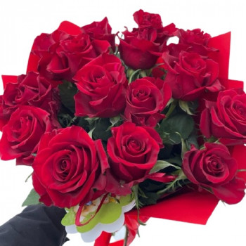 Красные розы 40 см в флористической бумаге 