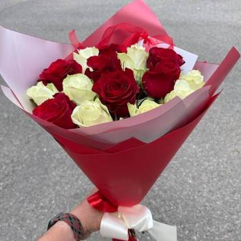 Flower bouquet Red and white roses 50 cm (variable quantity of flowers)