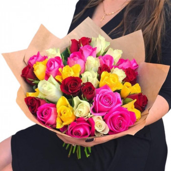 Разноцветные розы 40 см в упаковке