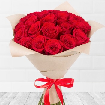 Красные розы в крафт-бумаге 50 см