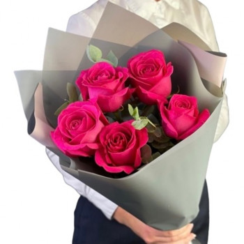 Elegance rozā toņos: 5 rožu pušķis Liepājā