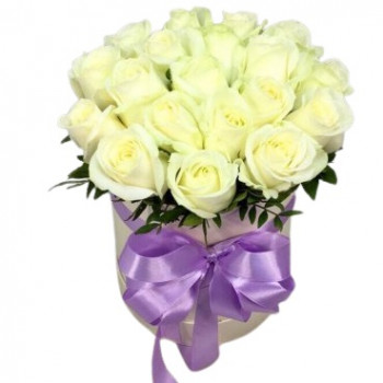 19 white roses in a hat box