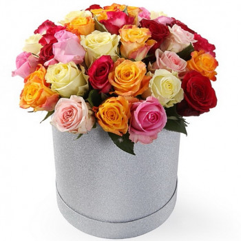 Разноцветные розы в шляпной коробке (31 шт)
