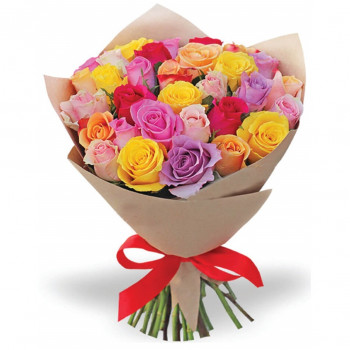 Разноцветные розы 50 см, в крафт-бумаге