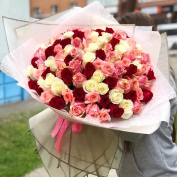 101 белая, розовая и красная роза 60 см