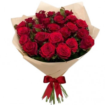 27 красных роз в крафт бумаге 50 см