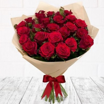27 красных роз в крафт бумаге 50 см