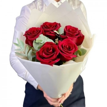 Mūžīgā romantika: 5 sarkanu rožu pušķis