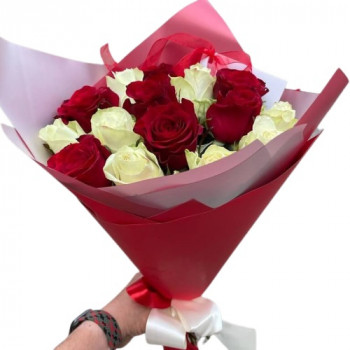 Ziedu pušķis Sarkanas un baltas rozes 50 cm (maināms ziedu daudzums)