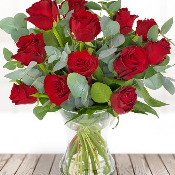 15 красных роз с зеленью (40 см)