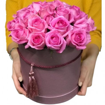 17 pink roses in a cylinder flower box