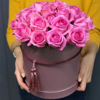 17 розовых роз в цилиндрической коробке