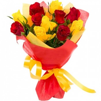 Красные и желтые розы 40 см в упаковке